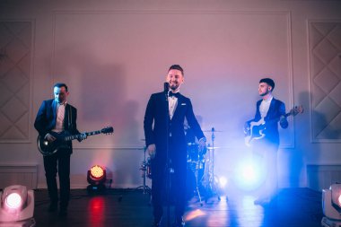 Rock müzisyenleri canlı sahnede çalıyorlar.