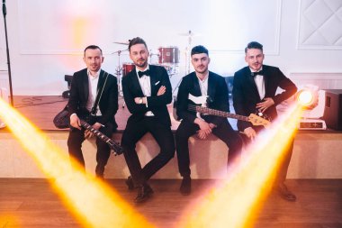 Takım elbiseli müzik grubu.