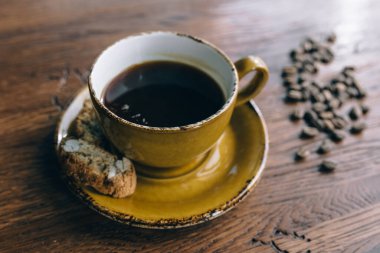 Tahta bir masada kahve. Üst görünüm, düz uzanma