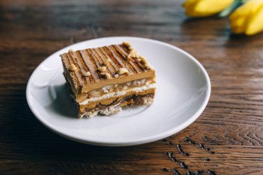 Brownie beyaz tabakta badem soslu dilimlenmiş. Çikolata aşığı için favori tatlı. Üst görünüm.