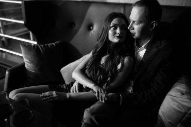 Klasik klasik apartmanlarda şık gece kıyafetleri içinde güzel bir kadın ve erkek. Cazibe, moda. Aşk konsepti.