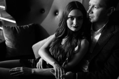 Klasik klasik apartmanlarda şık gece kıyafetleri içinde güzel bir kadın ve erkek. Cazibe, moda. Aşk konsepti.