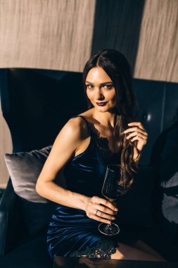 Şarabı olan bir restoranda seksi esmer.