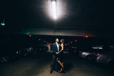 Hoş bir çift şehirde geziyor.