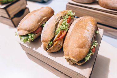 Uzun Ciabatta sandviçleri, marul, taze domates dilimleri, salatalık, jambon, salam ve peynir.