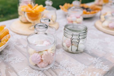 Çikolata. Keklerle nefis bir açık büfe. Tatlı bir açık büfe, kapkekler ve diğer tatlılar.