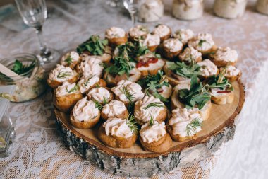 Güzel dekore edilmiş yemek sofrası farklı yemek ve aperatiflerle kurumsal noel partisi ya da düğün kutlaması için.