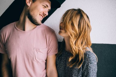 Şehirde romantik bir çift.