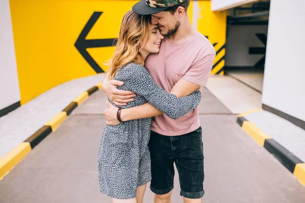 Romantic Kiss Two Lovers City Young Happy Couple — Stock Photo, Image