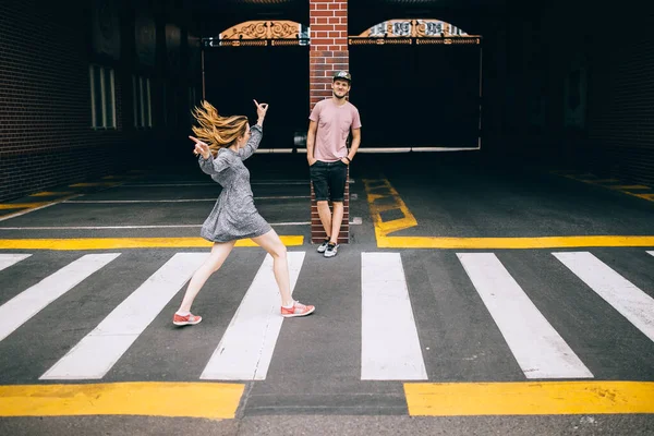 Joven Hermosa Pareja Disfrutando Paseo Por Ciudad San Valentín —  Fotos de Stock