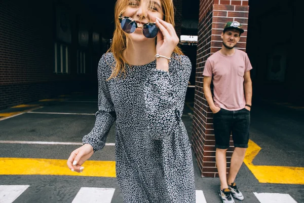 Jovem Belo Casal Desfrutando Passeio Pela Cidade Dia Dos Namorados — Fotografia de Stock