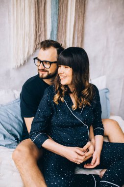 Yatakta bebek bekleyen genç bir çift.