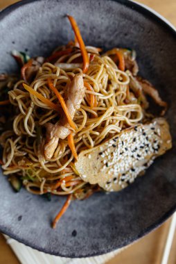 Etli ve sebzeli erişte yakın plan.