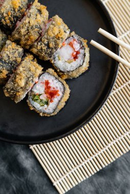 Tabakta haşlanmış suşi.