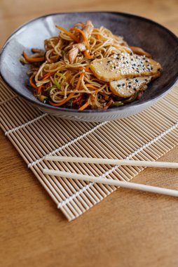 Bir tabak etli ve sebzeli erişte.