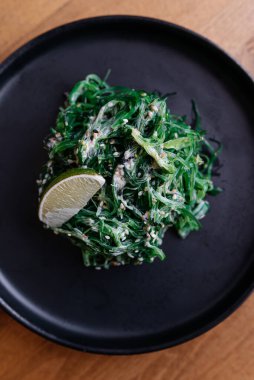 Siyah tabakta Chuca salatası, üst manzara.