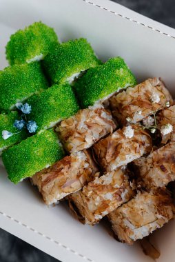 Suşi bir kutuya yakın çekim, yemek teslimatı.