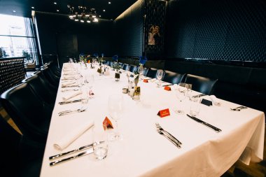 Restoranda masa servisi.