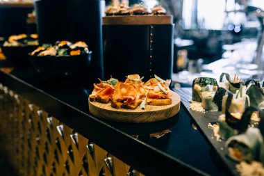 Restoranda açık büfe kahvaltı..