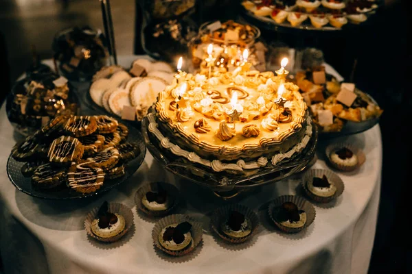 Süßer Tisch Mit Einem Schönen Kuchen Der Mitte — Stockfoto