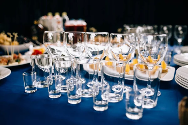 シャンパングラス付きテーブル ロイヤリティフリーのストック写真
