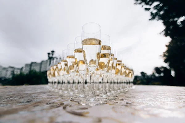シャンパングラス付きテーブルパーティー ロイヤリティフリーのストック写真