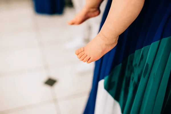 Πόδια Ενός Μωρού Που Κρατιέται Στην Αγκαλιά Του — Φωτογραφία Αρχείου