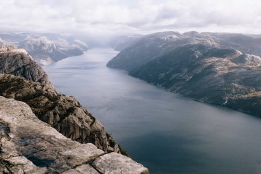 Norveç 'teki Preikestolen Dağı' nın tepesinde.