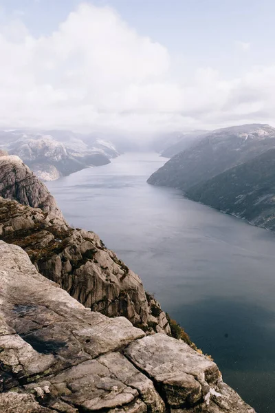 ノルウェーのプリケストロール山 Pulpit Rock の頂上 ロイヤリティフリーのストック写真