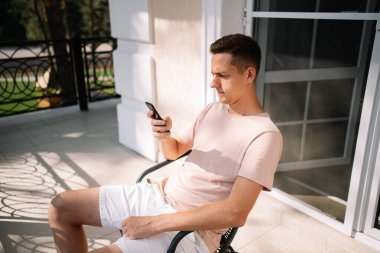 Adam cep telefonundan mesaj atıyor.