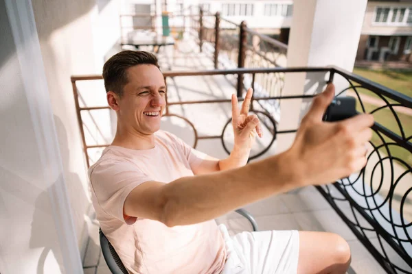 Jovem Tira Selfies Seu Celular Imagem De Stock