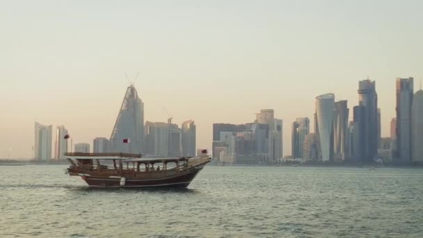 Doha Skyline Doha Katar Nachmittag Von Links Nach Rechts Schwenkbild — Stockvideo