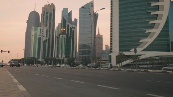 Doha Corniche Doha Qatar Sheraton Parque Cruzamento Pôr Sol Tiro — Vídeo de Stock