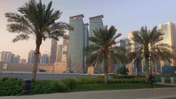 Rascacielos West Bay Doha Qatar Atardecer Fotografiados Desde Parque Sheraton — Vídeos de Stock