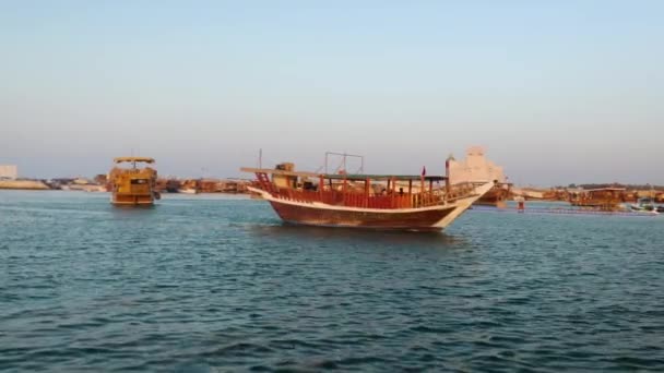 Doha Skyline Doha Katar Nachmittagszoomaufnahme Mit Dhows Mit Katarischen Flaggen — Stockvideo