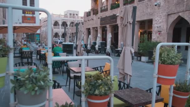 Souq Waqif Doha Katar Hauptstrasse Bei Sonnenuntergang Schwenkbild Zeigt Cafés — Stockvideo