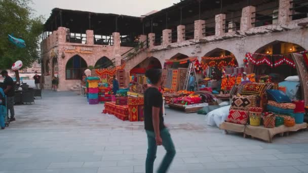 Souk Waqif Doha Qatar Main Street Sunset Panning Shot Showing — 图库视频影像