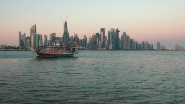 Doha Skyline Från Corniche Promenaden Solnedgång Zooma Skott Visar Dhow — Stockvideo