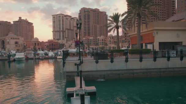 Porto Arabia Marina Pearl Doha Qatar Sunset Summer Panning Shot — Stock videók