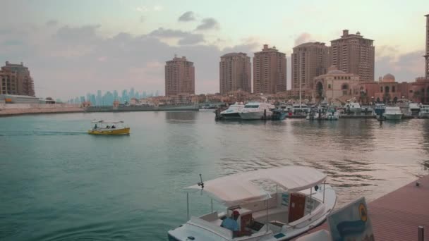 Porto Arabia Marina Pearl Doha Qatar Sunset Summer Panning Shot — Vídeo de stock