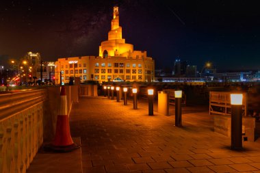Doha Katar 'daki El-Fanar İslam Kültür Merkezi geceleri dış görünüşü ve arka planda yıldızlar