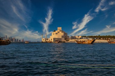 İslam Sanatları Müzesi, Doha, Katar gündüz görünümü, Arap körfezi, ön planda deniz kestanesi ve arka planda bulutlar.