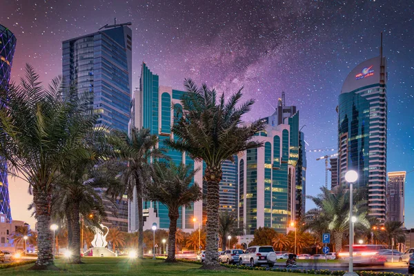 Doha Katar Alacakaranlıkta Sheraton Parkından Caddelerde Insanlar Gökyüzündeki Yıldızlarla Gökyüzüne — Stok fotoğraf