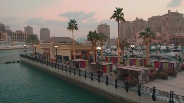 Porto Arabia Marina Pärlan Doha Qatar Solnedgång Sommar Panorering Skott — Stockvideo