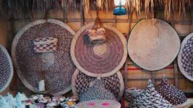Dokuma hasırları, sepetler ve kurutulmuş palmiye yapraklarından yapılmış poşetler. Geleneksel sanat ve el işi
