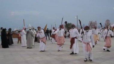 Doha Katar 'da onuncu geleneksel dhow festivali öğleden sonra Umman geleneksel folklor dansını gösteriyor. (Ardah dansı))