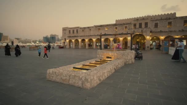 Souq Waqif Дохе Катар Главная Улица Зуммер Сумерках Местными Жителями — стоковое видео