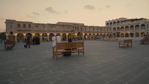 Сук Вакіф Доха Катарі Основної Вулиці Масштабується Сутінках Місцевими Жителями — стокове відео