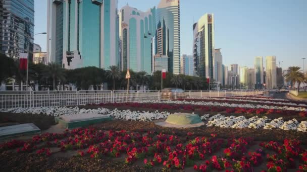 Wolkenkratzer Der Westbucht Doha Katar Nachmittag Zoombild Aus Dem Sheraton — Stockvideo