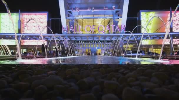 Mall Katar Dauhá Katar Noci Přiblížení Exteriéru Záběr Zobrazující Osvětlené — Stock video